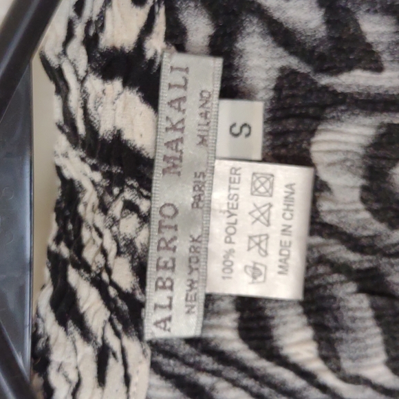 Alberto Makali Small sequined 3/4 sleeve button down top. - Picture 2 of 5